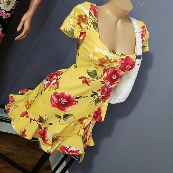 Dresses & Skirts - Stunning Floral Faux Wrap Dress